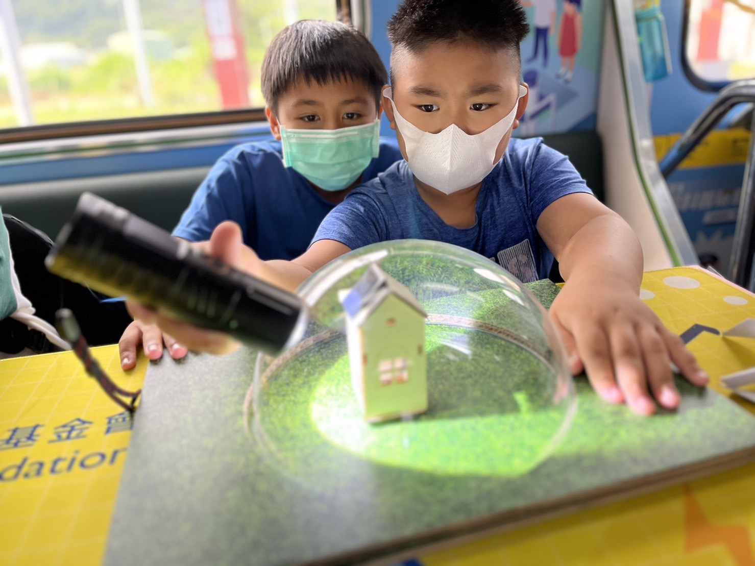 參與基礎科學主題車廂，以STEAM教學精神，設計「逐日科學家」、「太陽能工程師」以及「淨零建築師」三大能源科普課程和實驗