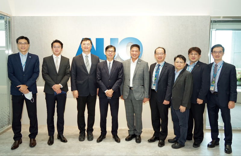 光電前進亞灣成立「AUO解決方案研發中心」，作為多元場域解決方案研發及試驗場域（圖中左為高雄市長陳其邁、圖中右為光電董事長彭双浪）